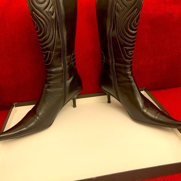 Tall leather boots in black - Picture 2 of 5